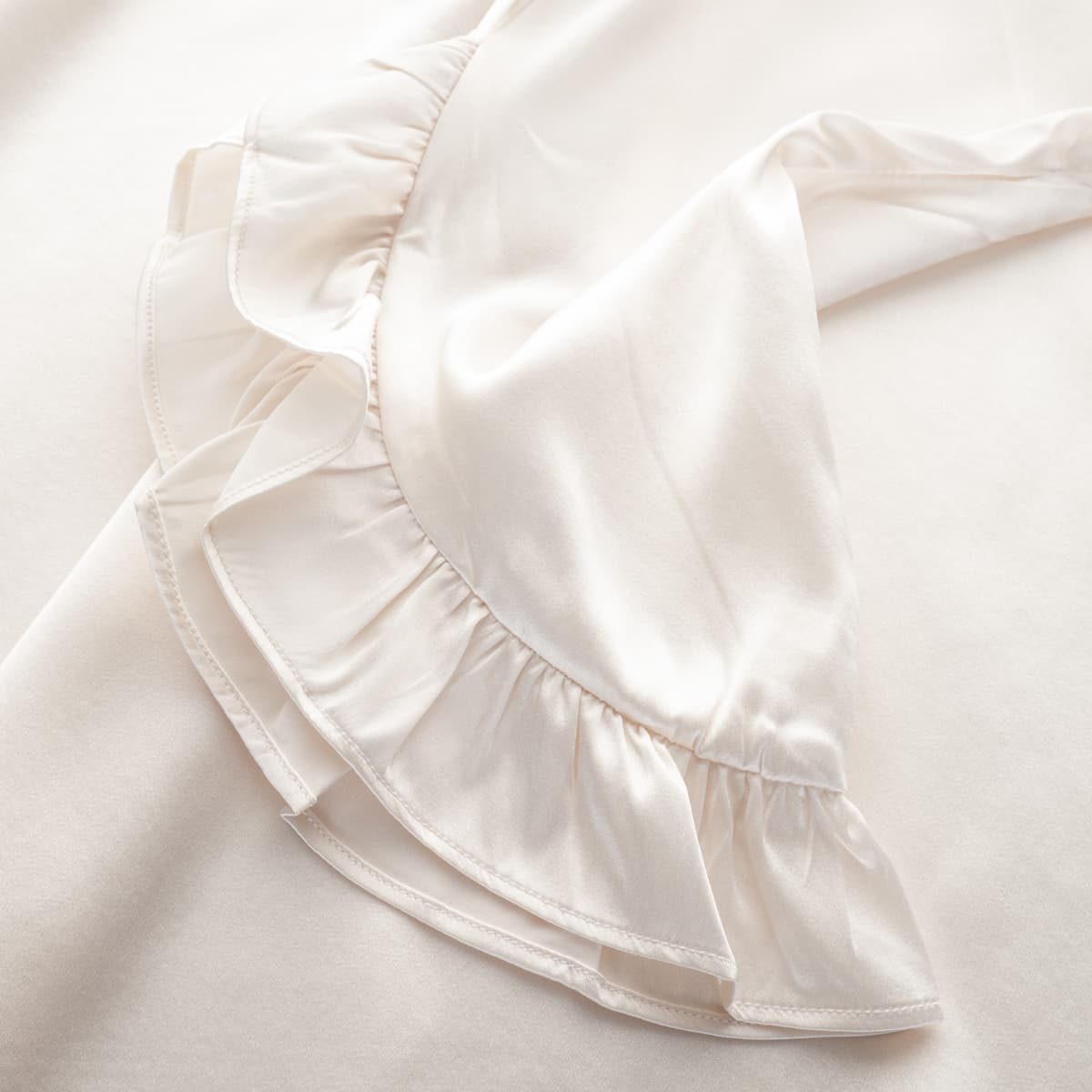 charlotte-sparre-frill-cuff-blouse-2903-solid-satin-white-3-von-5